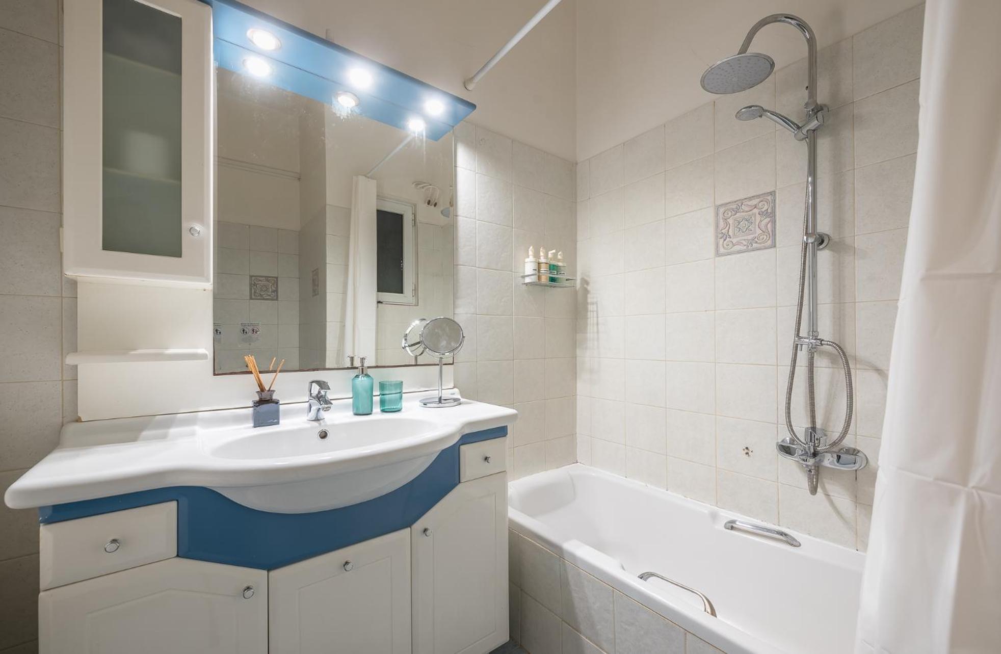 Spacious 2bds With Acropolis View In Center Athens
