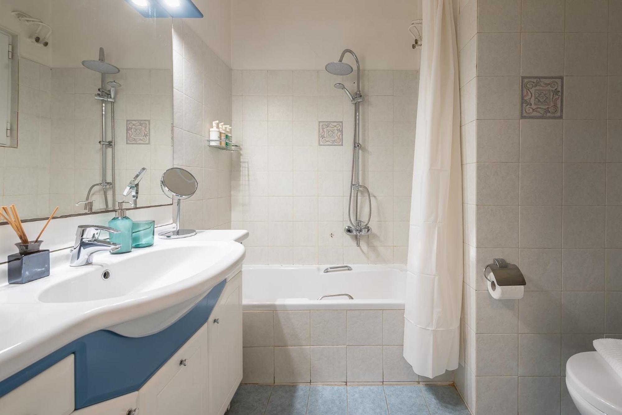 Spacious 2bds With Acropolis View In Center